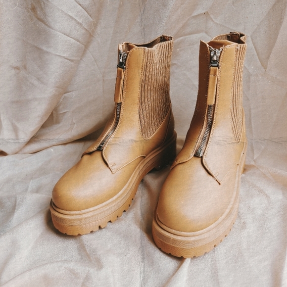 🚨BLACK FRIDAY DEAL🚨// Tan zip up Boot - Picture 3 of 5
